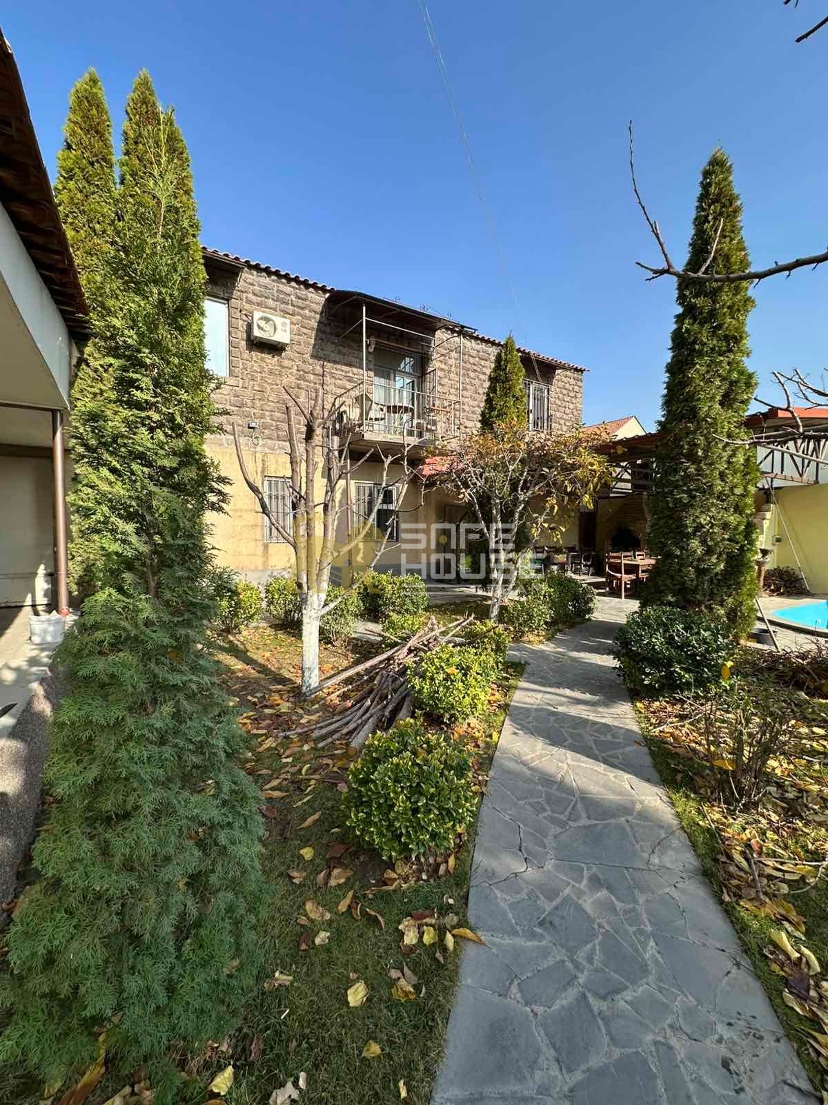 Վաճառքի ընդարձակ առանձնատուն