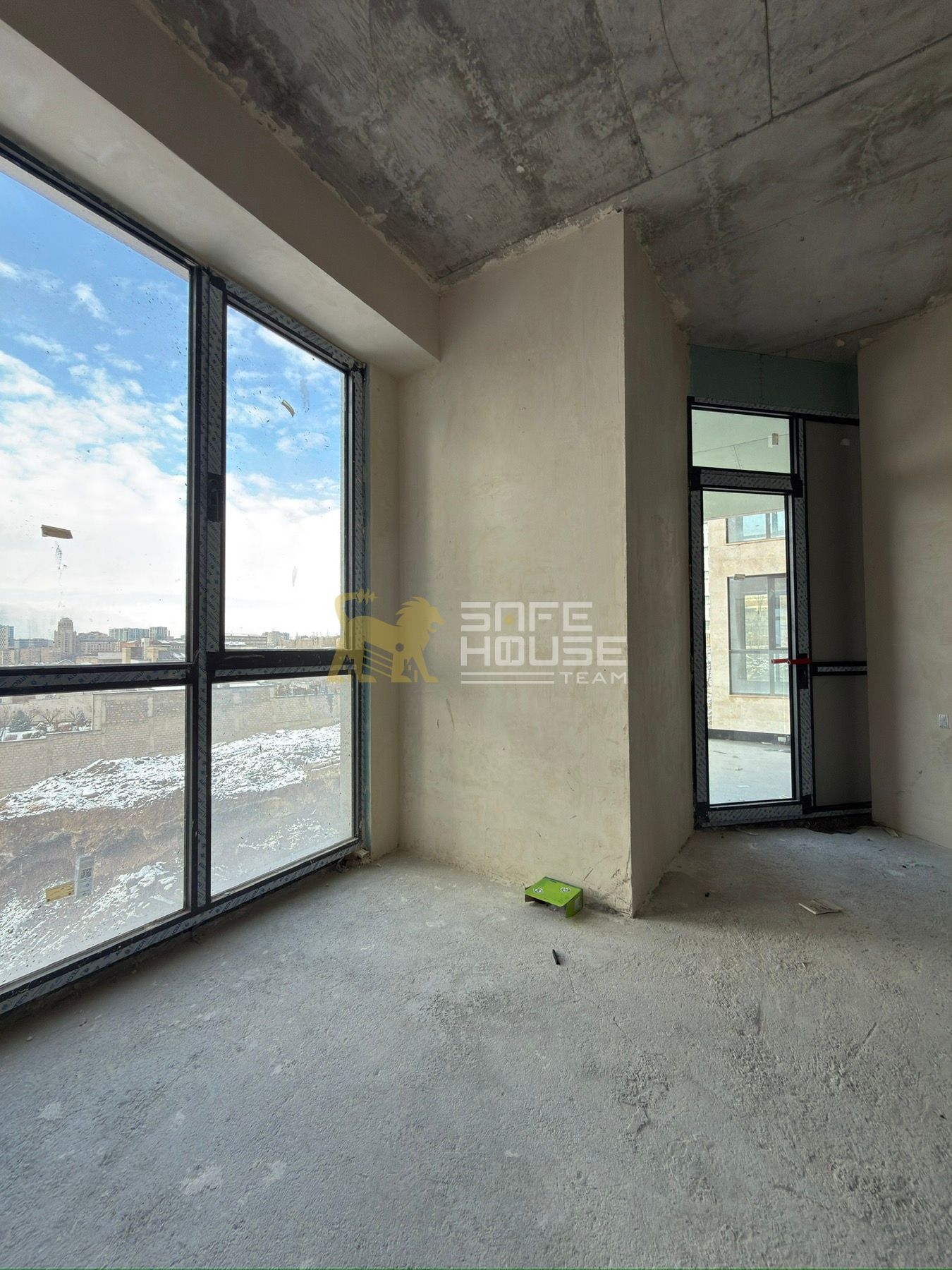 Վաճառքի 4 սենյականոց բնակարան 