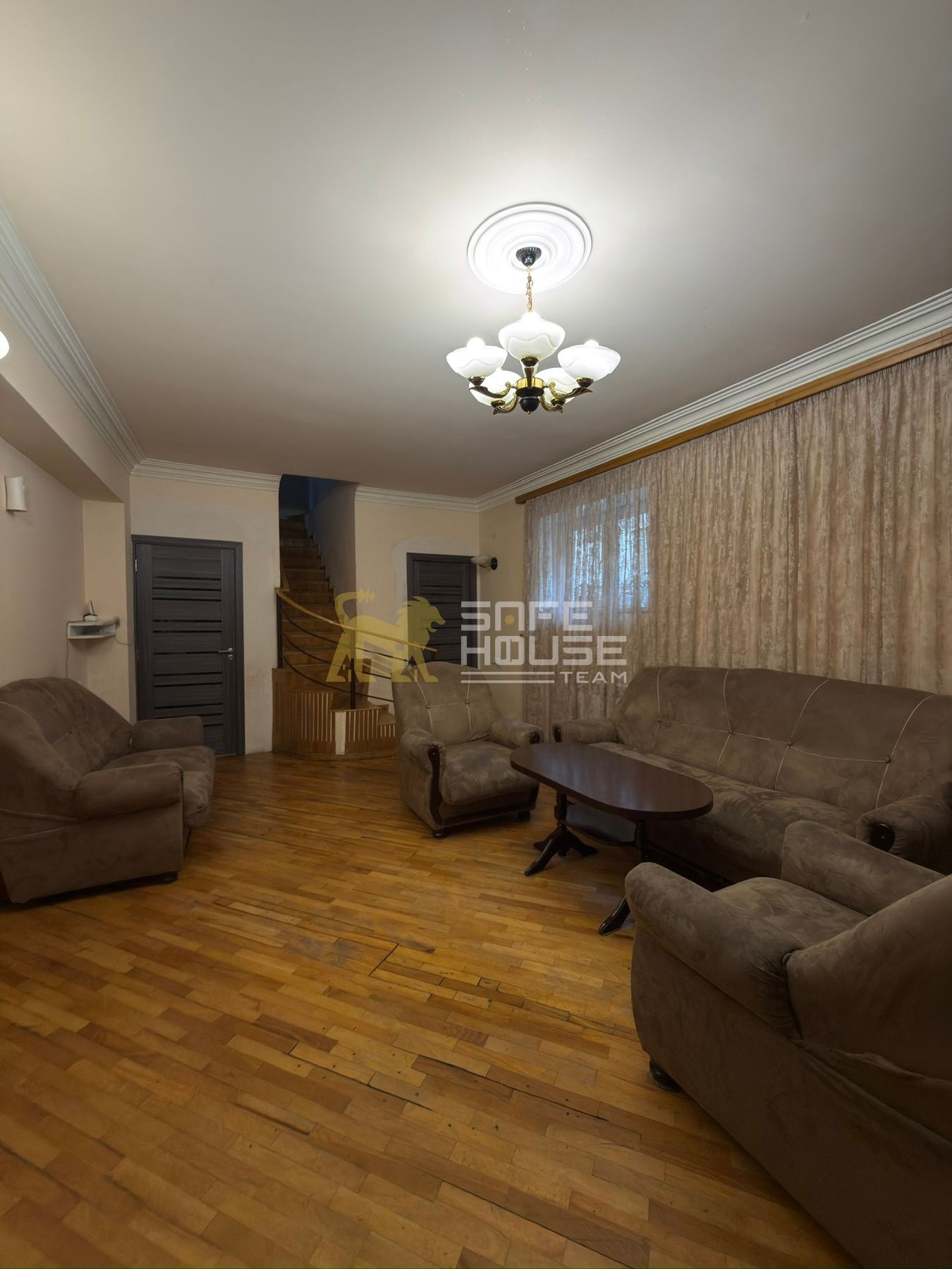 Վաճառքի եռահարկ առանձնատուն