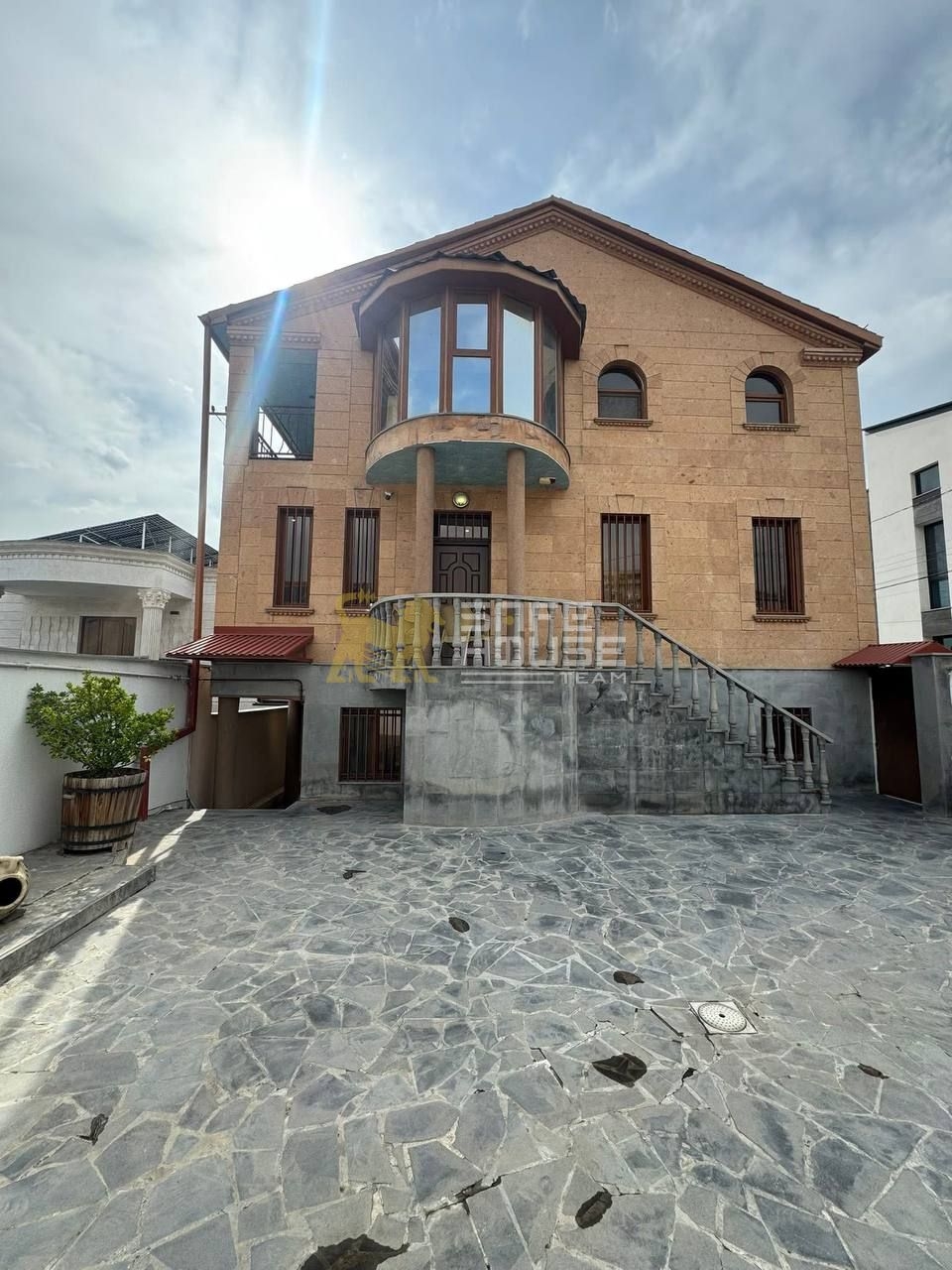 Եռահարկ առանձնատուն 