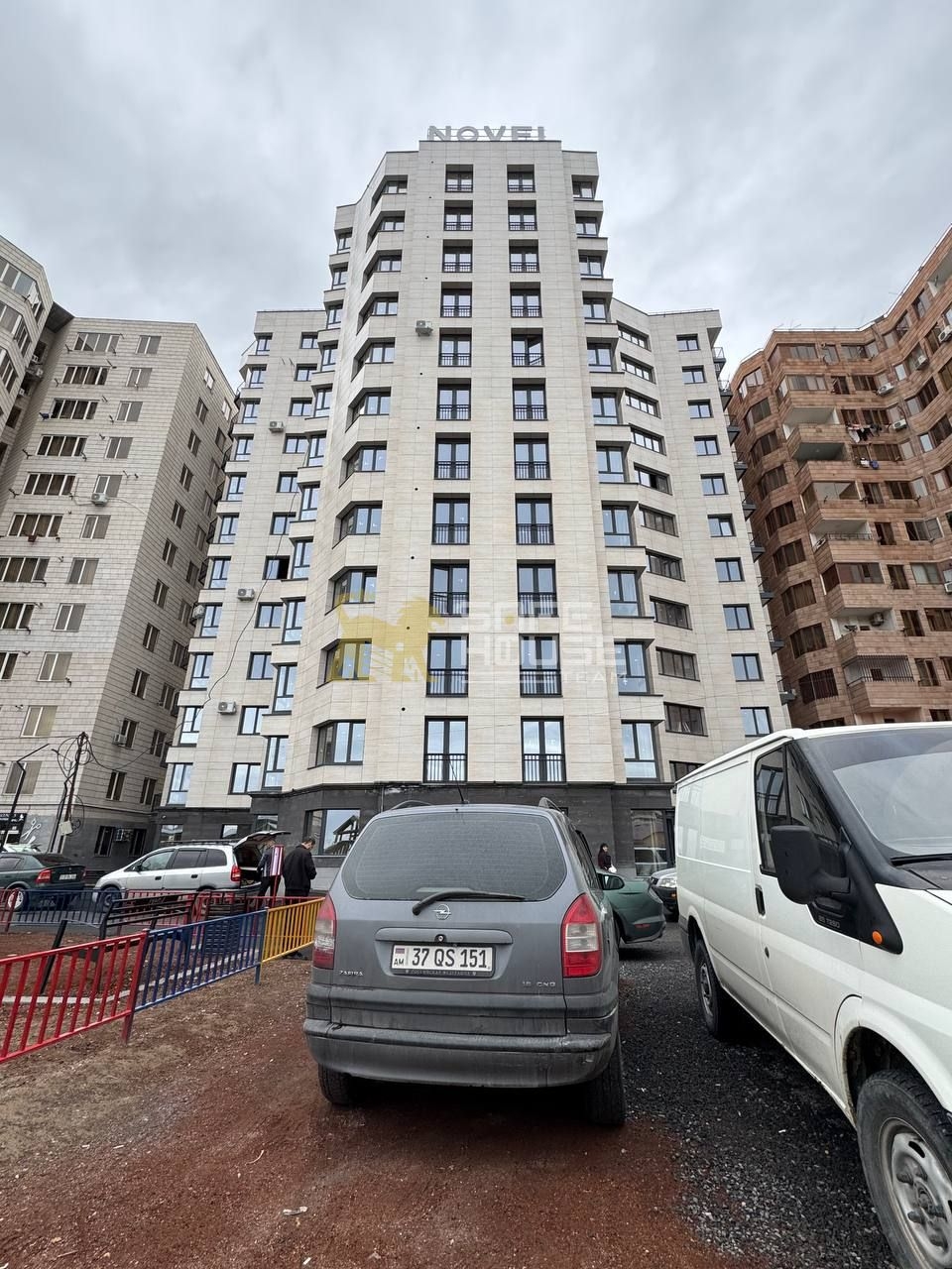 Նորակառույց շենքում 2 սենյականոց բնակարան 