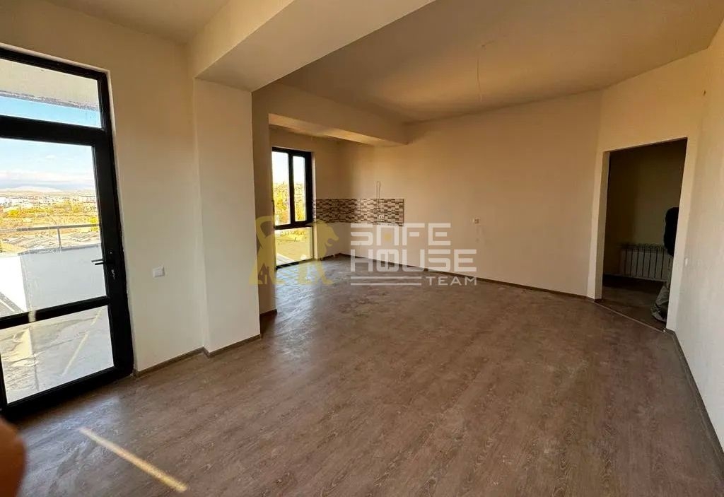 Վաճառքի 4 սենյականոց բնակարան