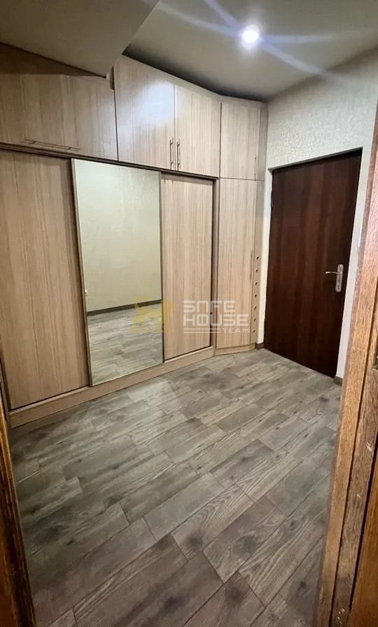 տրվում է օրավարձով  2 սենյականոց գեղեցիկ բնակարան 