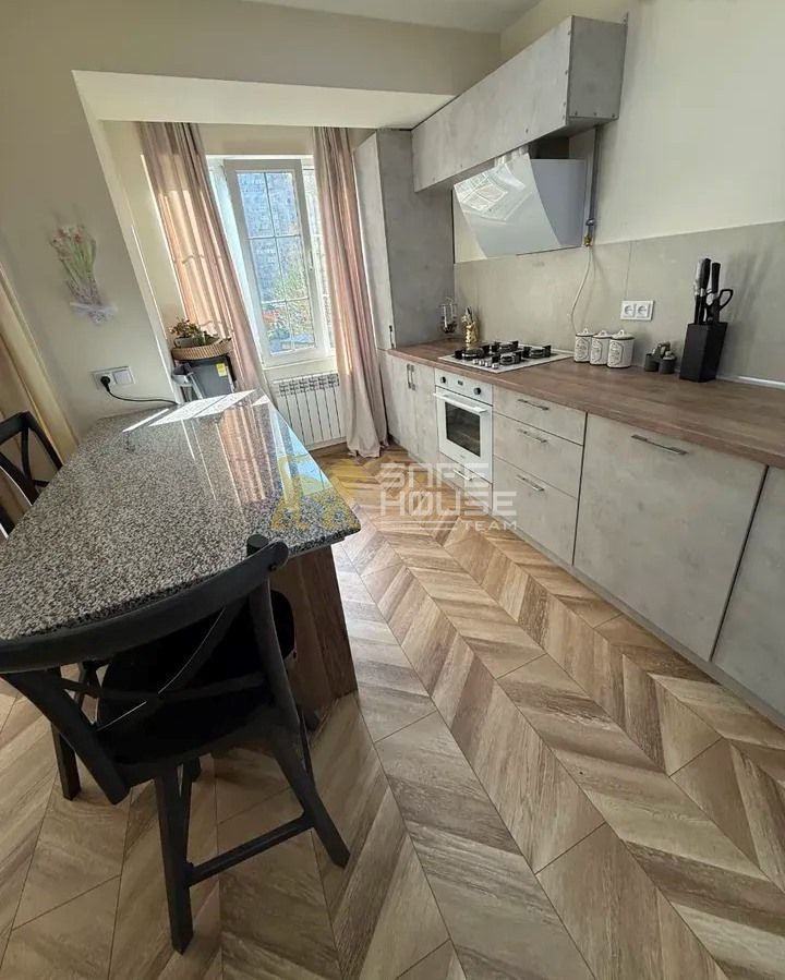 Վաճառքի 4 սենյականոց բնակարան 